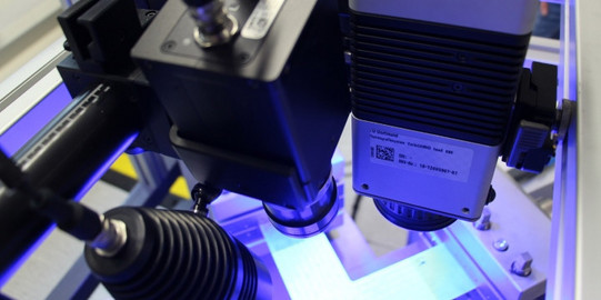 Biaxial tension test Biaxial testing of a cruciform specimen using DIC and thermography to obtain displacement and temperature fields during deformation. High precision in simulation requires advanced, complex material models, which in turn necessitate intricate experiments for parameter identification.